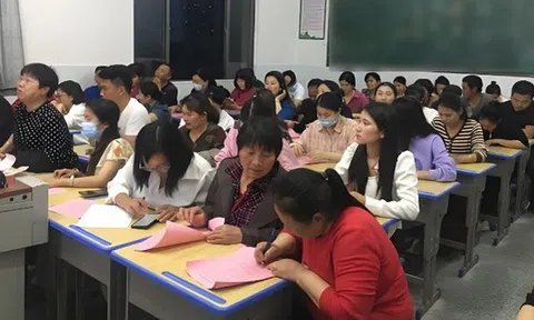 Hiệu trưởng tuyên bố 1 câu sốc trong buổi họp phụ huynh, tất cả cha mẹ sững sờ: Lần đầu gặp phải chuyện như này!