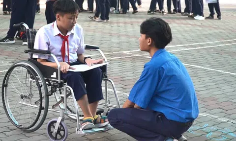 Điều chưa kể về thí sinh ngồi xe lăn, đeo máy đo đường huyết đặc biệt nhất kỳ thi vào lớp 10 tại TP.HCM năm nay