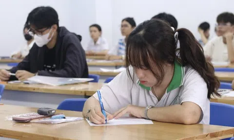 Sự cố thi đánh giá năng lực đợt 2 do cán bộ coi thi nghe nhầm chuông báo giờ