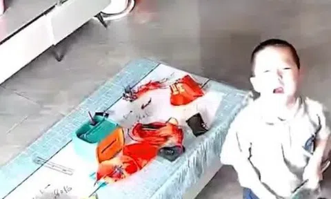 Phụ huynh bận kiếm tiền để con nhỏ ở nhà 1 mình trong tháng nghỉ hè, cảnh tượng trích từ camera khiến mẹ bật khóc