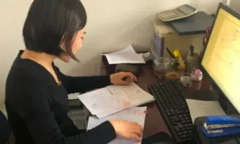 Kế toán chuyển khoản nhầm lương 2 lần, thiệt hại 72 triệu đồng, nhân viên muốn trả lại nhưng công ty tuyên bố: Không cần trả