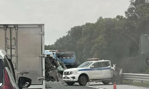 Tai nạn kinh hoàng trên trên cao tốc Hà Nội - Hải Phòng, xe tuần tra bị biến dạng