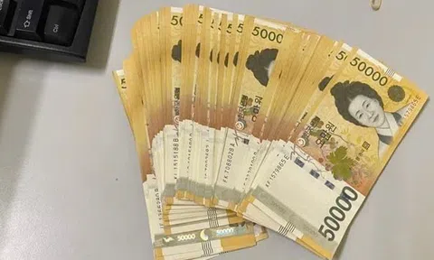 Bọc nhỏ màu đen chứa đầy tiền mặt bị bỏ quên ở sân bay
