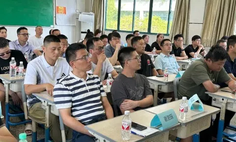 Giáo viên đứng lớp 40 năm nói thẳng: Không tâm linh nhưng nhìn dáng ngồi của cha mẹ khi đi họp phụ huynh, biết ngay con họ giàu sang hay lận đận