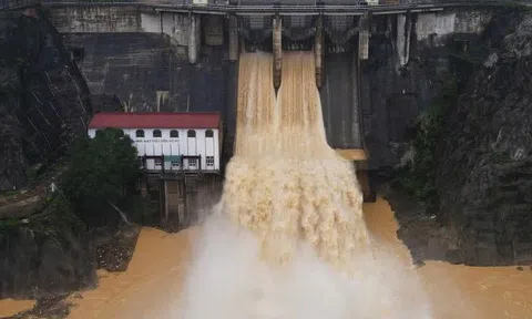 Hà Tĩnh mưa lớn, Thủy điện Hố Hô bắt đầu xả tràn