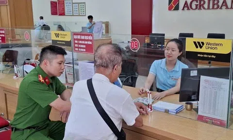 Có 3 sổ tiết kiệm, cụ ông 79 tuổi chỉ rút 1 quyển để chuyển khoản 200 triệu đồng: Nhân viên Agribank nhận giao dịch, rồi báo công an