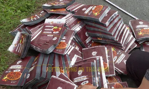 Cận cảnh những gói khô bò sợi, heo cháy tỏi, khô gà cay không rõ nguồn gốc: Thu giữ hơn 60.000 sản phẩm, 2 tấn vỏ bao bì
