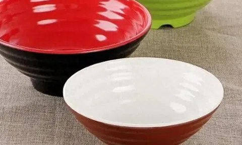 Có rất nhiều loại bát đĩa để lựa chọn, nhưng 3 loại dù rẻ và đẹp đến đâu cũng tuyệt đố không mua, coi chừng rước họa có ngày