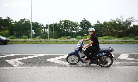 Nhiều tài xế xe máy thách thức 'tử thần', ngang nhiên lao vào cao tốc