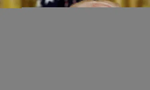 Ông Trump thu hơn 600 triệu USD từ tiền số, sân golf