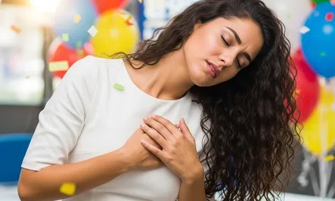 Vươn mình sau trúng số: Trúng số gần 24 tỷ đồng, người phụ nữ "ngất xỉu" ngay trên sân khấu
