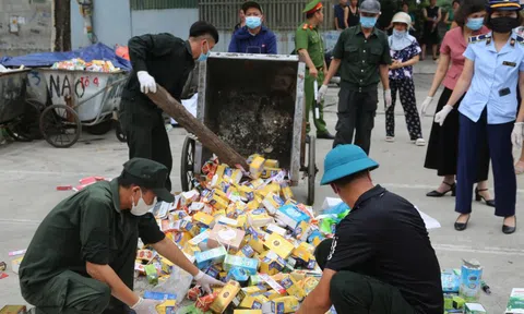 Cận cảnh hàng nghìn hộp thực phẩm chức năng bị đổ bỏ ngổn ngang ở bãi rác tại Quảng Ninh