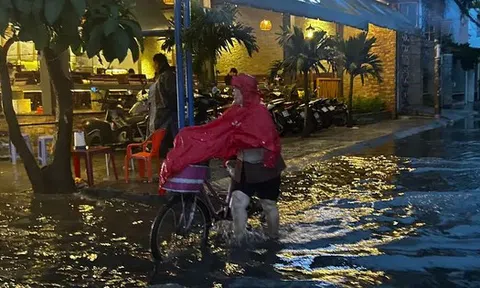 TPHCM mưa xối xả, người dân vất vả lội nước về nhà