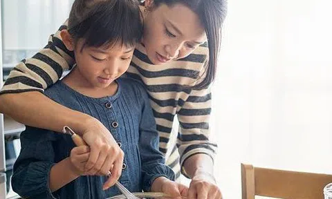 Chi 75 triệu thuê bảo mẫu nước ngoài, nuôi con gái 5 tuổi, bị cho "phung phí, sính ngoại", bà mẹ 9x Hà Nội nói gì?