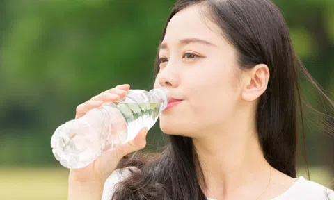 Nước ở nhiệt độ phòng hay nước lạnh tốt cho sức khỏe hơn?