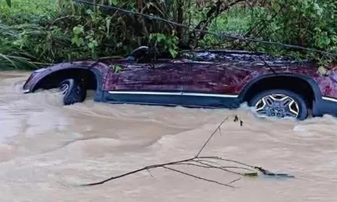 Ô tô chở 5 người bị lũ cuốn trôi ở Tuyên Quang