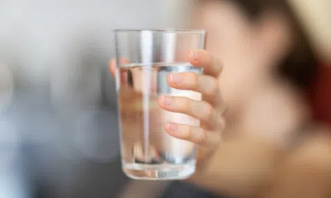 7 'phần thưởng' sức khỏe khi uống nước ấm vào buổi sáng