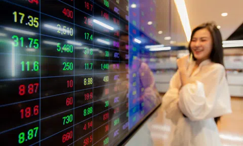 VN-Index vượt đỉnh 3 năm