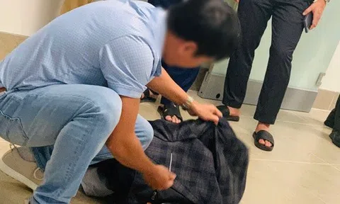 Khi tiếp viên chuyến bay từ nước ngoài về hỏi trong túi màu đen có gì, nam hành khách nói có bom