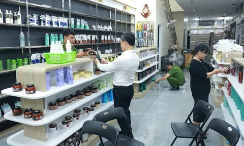 Hàng tấn mỹ phẩm không rõ nguồn gốc vừa phát hiện ở cửa hàng Kim Anh: 2.900 sản phẩm, 43 loại nhãn hàng