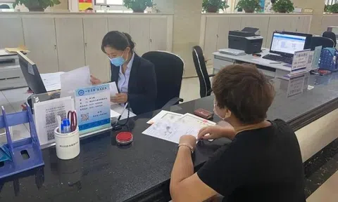 Nhận được tin nhắn báo tài khoản cộng thêm 500 triệu đồng, người phụ nữ bị yêu cầu phải trả lại 1 tỷ, ngân hàng khẳng định: Làm vậy là đúng