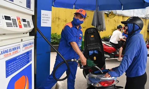 Giá xăng tiếp tục tăng, RON 95 lên 21.500 đồng/lít