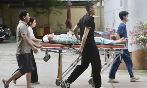 1001 TÌNH HUỐNG éo le kỳ thi TN THPT 2025: Có em đến điểm thi bằng cáng, em bị đình chỉ vì mang điện thoại, em được CSGT dùng mô tô đưa đi đổi thẻ dự thi