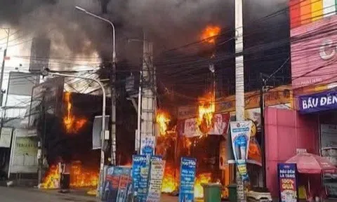 Cháy lớn tại siêu thị Điện máy Xanh ở Đồng Nai