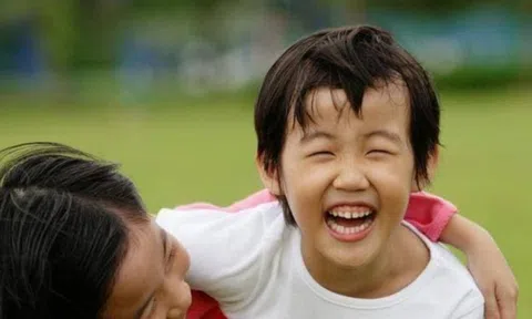 10 hành động của trẻ nhìn thì bình thường nhưng thực chất EQ rất cao – Không phải đứa trẻ nào cũng làm được!