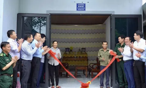 Được xoá nhà tạm, người phụ nữ nghèo ôm con khóc nghẹn