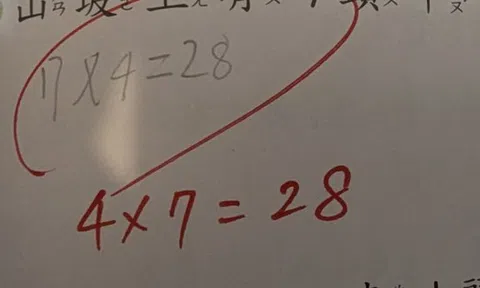 Con gái làm phép tính "7×4=28" bị gạch sai, bố vò đầu bứt tai không hiểu tại sao, dân mạng thì cãi nhau ầm ầm