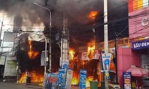 Cháy lớn tại siêu thị Điện máy Xanh ở Đồng Nai