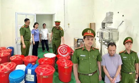 Cận cảnh khám xét Công ty Athena Việt Nam của 'trùm mỹ phẩm giả' Đường Văn Thiết