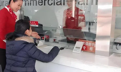Quét nhà bỗng tìm thấy sổ tiết kiệm tưởng mất vài năm trước, ra ngân hàng lấy tiền thì được thông báo: Đã rút 4 đợt, tài khoản 0 đồng
