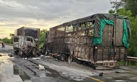 Hiện trường vụ tai nạn hai xe ô tô đối đầu, bốc cháy trong đêm khiến hai người thương vong