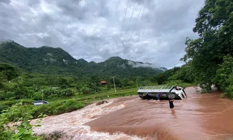 Mưa lớn trong đêm nhiều hộ dân phải di dời, giao thông chia cắt