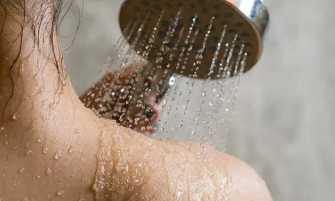 Mùa hè 1 ngày tắm mấy lần là tốt nhất: Người cao tuổi đặc biệt cần chú ý 3 điều này