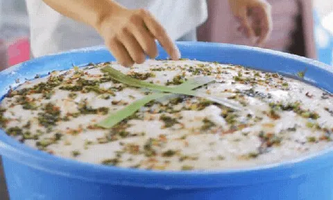 Tập tục lạ kỳ của người Huế khi nấu ăn: Đặt lá hình chữ thập lên trên món ăn để tránh bị "ngâu vọc", lý do khiến ai cũng bất ngờ