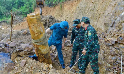 Phát hiện quả bom nặng nửa tấn còn nguyên kíp nổ, cách nhà dân 50m