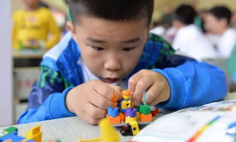 Nhìn thấy đứa trẻ chăm chỉ đừng vội khen, học sinh giỏi thật sự có 4 ĐẶC ĐIỂM sau, chăm chỉ không phải điều tiên quyết!