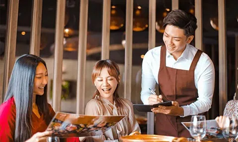 Quán thịt rán tuyển bồi bàn ‘phải có bằng đại học trở lên’ gây tranh cãi