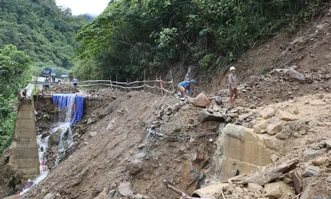 Mưa lớn, Quốc lộ 16 qua địa bàn Nghệ An có hàng chục điểm sạt lở