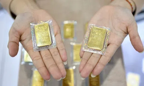Giá vàng miếng chạm mốc 121 triệu đồng/lượng