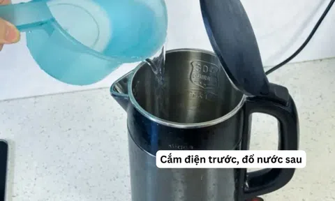 Cảnh báo 5 sai lầm tai hại khi dùng ấm siêu tốc: Số 4 nhiều người mắc, bác sĩ khuyên phải sửa gấp