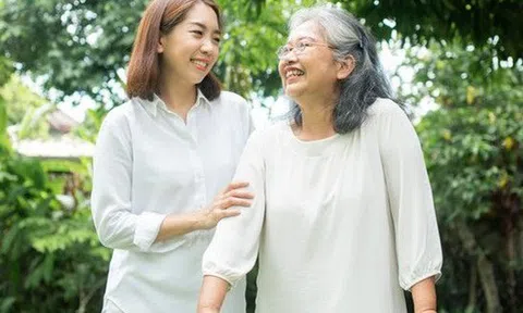 Từ lo cho cha mẹ, con cái nhận ra: Chính mình cũng cần được chăm sóc đúng cách khi về già