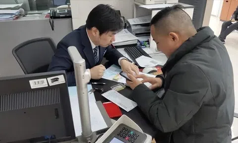 Sáng gửi tiết kiệm 21 tỷ đồng, người đàn ông vừa ăn trưa xong phát hiện tài khoản còn 0 đồng, ngân hàng tuyên bố: "Không liên quan gì đến chúng tôi"