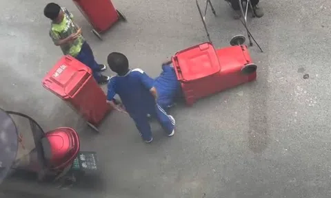 Mẹ nhòm qua cửa sổ thấy con trai chui vào thùng rác lục lọi, chưa kịp chửi đã vội quay xe: "Mắng gì, kỳ này phải khen!"