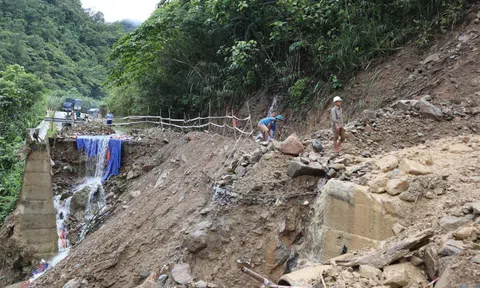 Mưa lớn, Quốc lộ 16 qua địa bàn Nghệ An có hàng chục điểm sạt lở