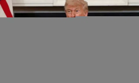 Ông Trump lại dọa áp thuế 15-20% lên hầu hết quốc gia