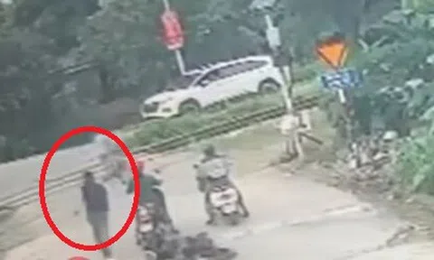 Bé trai tiến sát đường ray tàu hỏa, người đàn ông vứt xe lao tới cứu: Danh tính người hùng bí ẩn